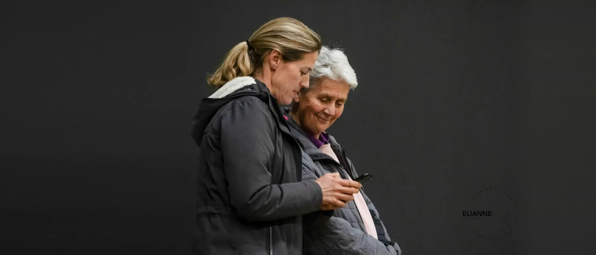 Petra van Esch en haar moeder Paulien bij de stal